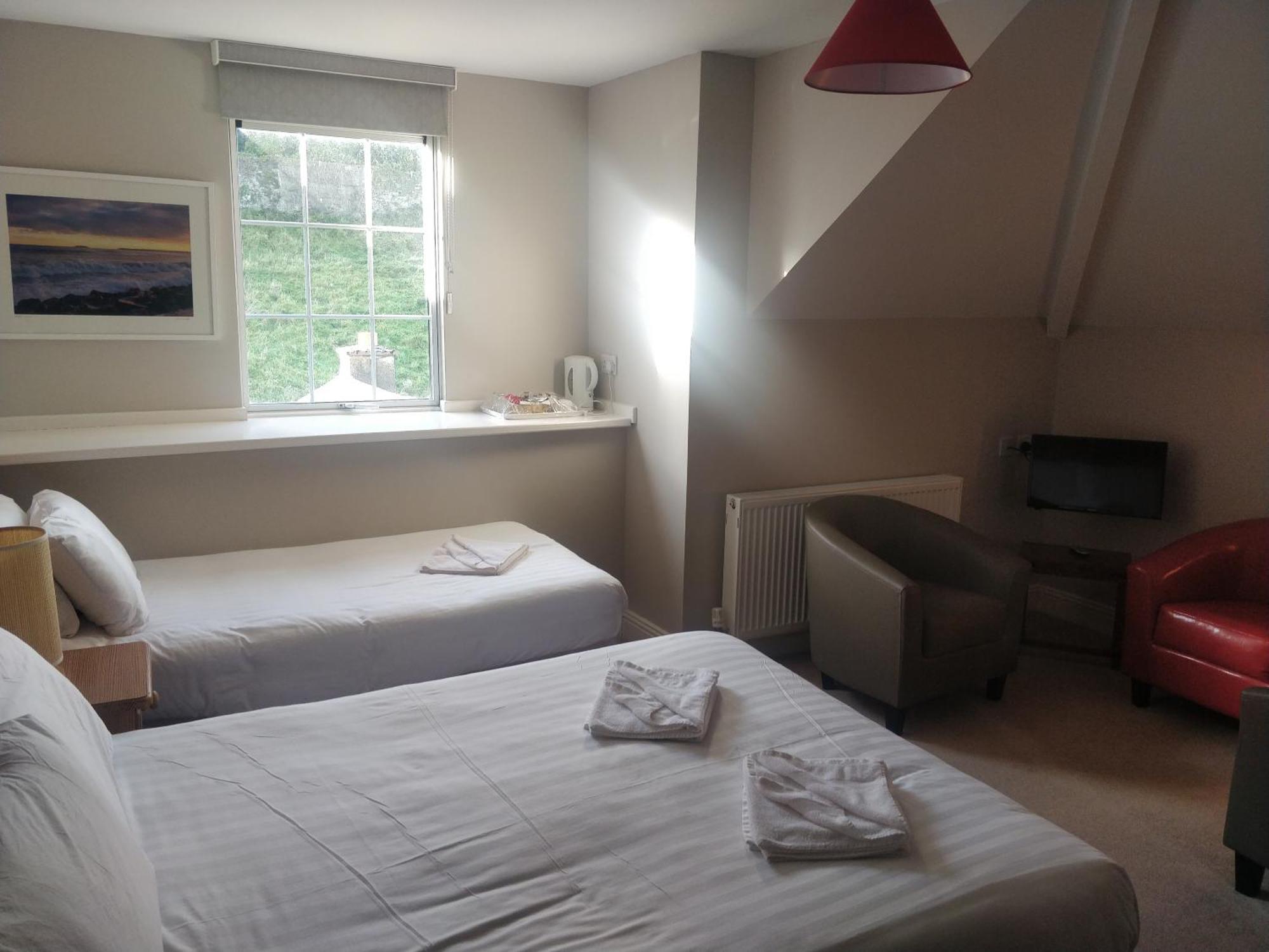 Avonmore House Guest Accommodation Йол Екстериор снимка