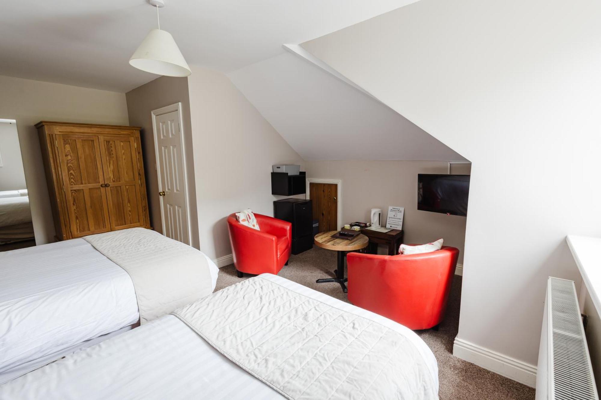 Avonmore House Guest Accommodation Йол Екстериор снимка